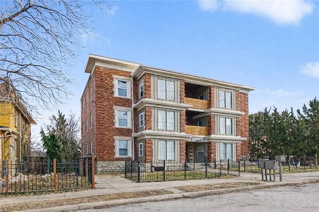 Apartment building in Kansas City, Missouri